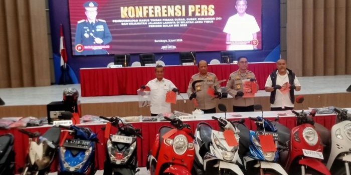 Barang bukti yang dihadirkan dalam konferensi pers Polda Jatim hasil ungkap kasus kejahatan jalanan selama Mei 2026. Foto: Rusmiyanto/BANGSAONLINE