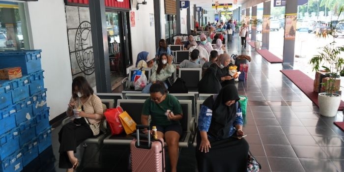 Suasana ruang tunggu di stasiun Madiun