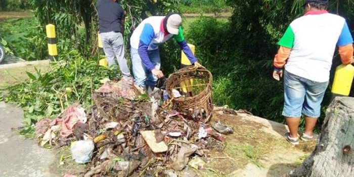 Relawan Cinta Lingkungan (RCL) Kota Batu saat melakukan gerakan bersih-bersih kali Amrong.