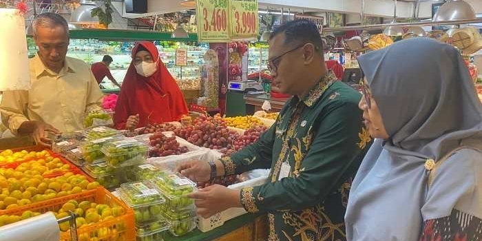 Moh Ridwan, Kepala DKPP Kota Kediri (kiri), saat terjun langsung untuk mengecek anggur shine muscat di sebuah Swalayan di Kota Kediri. Foto: Ist.