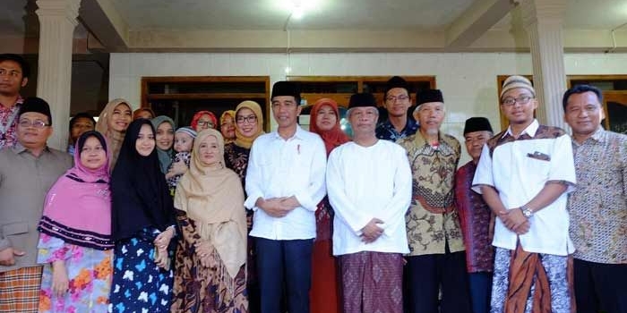 Presiden Joko Widodo foto bersama dengan keluarga pengasuh dan pengelola Pesantren Tremas Pacitan Jawa Timur. foto: istimewa