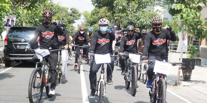 Dandim 0808/Blitar Letkol Arh Dian Musriyanto, S.A.P. saat gowes sambil menyampaikan imbauan tentang protokol kesehatan.