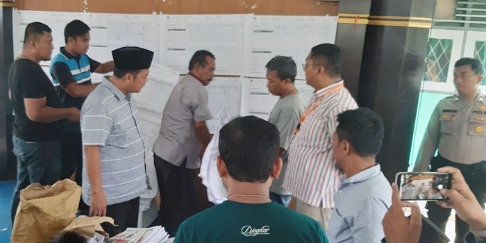 Rekapitulasi Penghitungan Surat Suara di PPK Bangkalan dipantau langsung oleh Komisioner KPU Badrut dan Ketua Bawaslu Mustain, Kamis (25/4) kemarin.