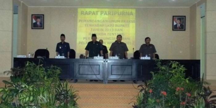 ?Para pimpinan Dewan saat pembukaan rapat paripurna. Foto:yogik mz/BANGSAONLINE