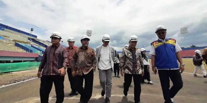 Kunjungan kerja anggota DPR RI, Abdul Fikri Faqih meninjau renovasi Stadion Kanjuruhan, Kamis (14/3/2024). Foto: Antara.