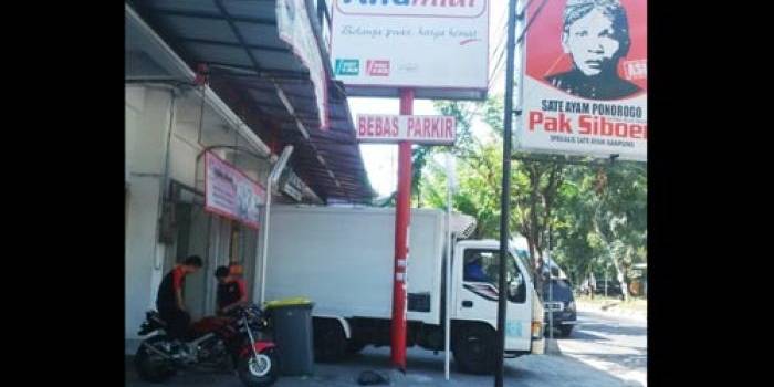 Salah satu pasar modern di jalan Suwoko yang tidak sediakan RTH. (foto: haris/BANGSAONLINE)