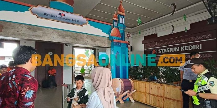 penumpang-kereta-api-di-stasiun-kediri-naik-jelang-lebaran