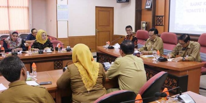 Bupati Sambari (dua dari kanan) saat menerima kunjungan Komite I DPD RI.
