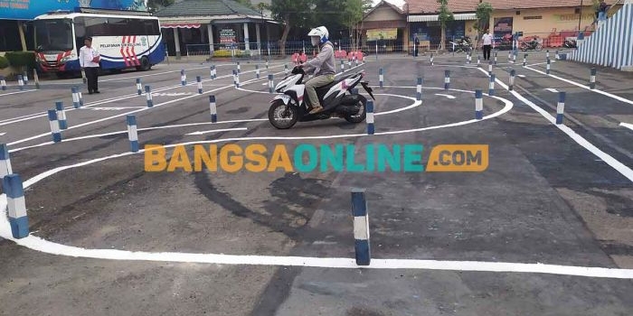 Achmad Hanafi saat ujian praktik SIM C di Satlantas Polres Jombang. Foto: AAN AMRULLOH/BANGSAONLINE