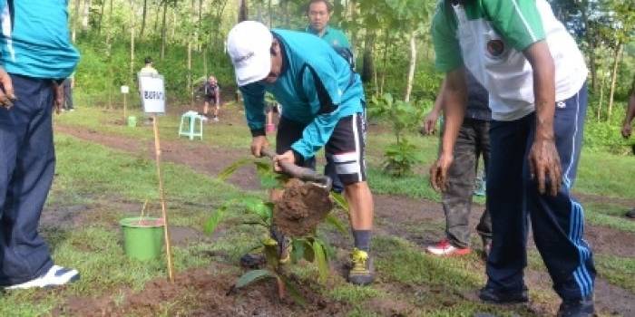 PENGHIJAUN –  Bupati Trenggalek Dr Ir Mulyadi tengah melakukan penanaman pohon di hutan Kota Gunung Jaas, Trenggalek. Foto: herman subagyo/BangsaOnline.com