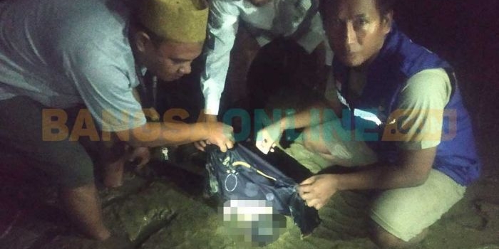 Mayat bayi saat hendak dievakusi oleh warga Desa Taddan Sampang. Foto: Ist.