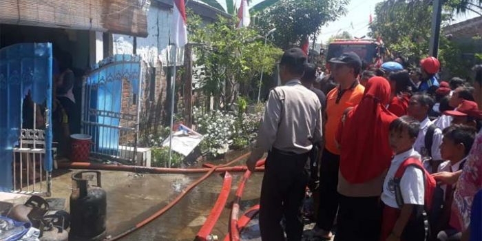 Petugas damkar saat melakukan pembasahan.