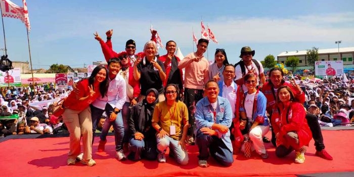 Ketum PSI, Kaesang Pangarep, saat foto bersama di sela-sela kampanye akbar di Stadion Lokajaya Tuban.