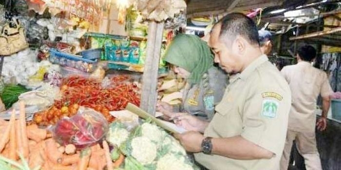 Daya Uji, Kabid Disperindag saat monitor ke pasar Bangil. foto: istimewa