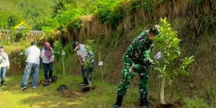 peringati-hari-buruh-pemkab-trenggalek-tanam-2-500-pohon-bersama-pekerja-dan-pengusaha