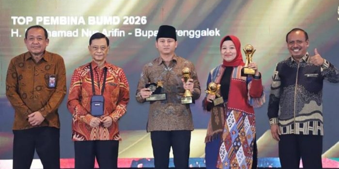 hattrick-bintang-5-bpr-jwalita-trenggalek-sabet-golden-trophy-top-bumd-awards-2026