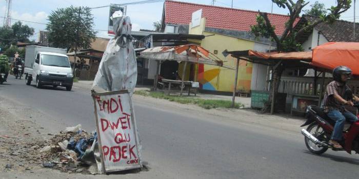 Warga Letakkan Patung Pocong di Jalan