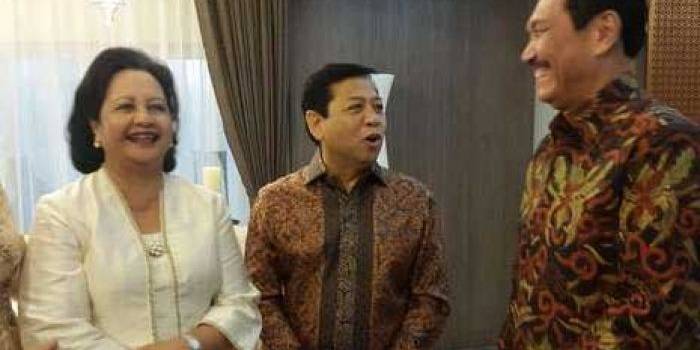 Setya Novanto (dua dari kanan) bersama Luhut Binsar Panjaitan dalam suatu acara. Foto: cnnindonesia.com