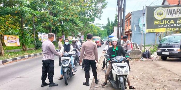 polisi-di-sidoarjo-edukasi-pentingnya-keselamatan-berkendara