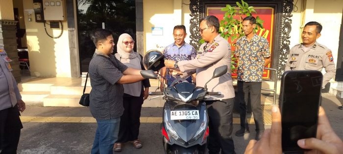 Polres Madiun Kota saat mengembalikan motor kepada pemiliknya. Foto: Hendro Suhartono/BANGSAONLINE