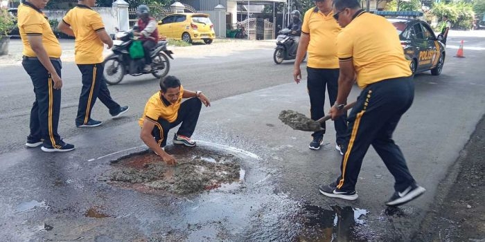 polsek-balongbendo-tambal-jalan-berlubang