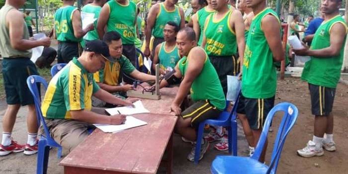 Cek kesegaran jasmani anggota Kodim Pacitan.