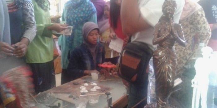 Kegiatan saat praktek membuat cetakan dengan bahan gypsum. foto: istimewa