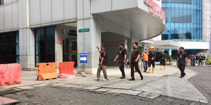 Petugas saat melakukan olah TKP kebakaran di gedung PPJT RSUD Dr. Soetomo.
