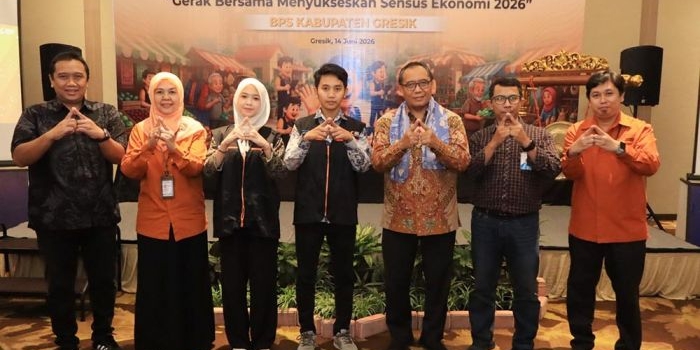 Sekdakab Gresik, Achmad Washil Miftahul Rachman (tiga dari kanan), saat pelepasan petugas Sensus Ekonomi 2026. Foto: Ist.