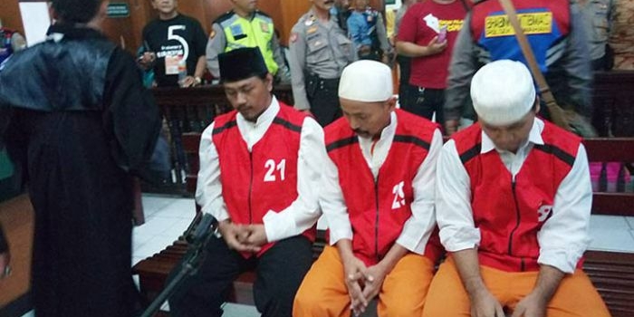 Tiga terdakwa pembakaran Polsek Tambelangan saat mengikuti persidangan.