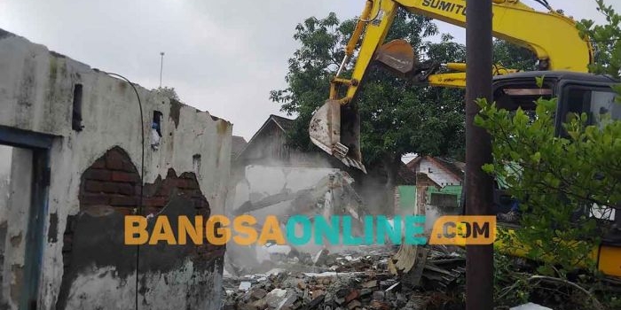 kai-tertibkan-bangunan-liar-di-eks-jalur-ka-madiun-ponorogo