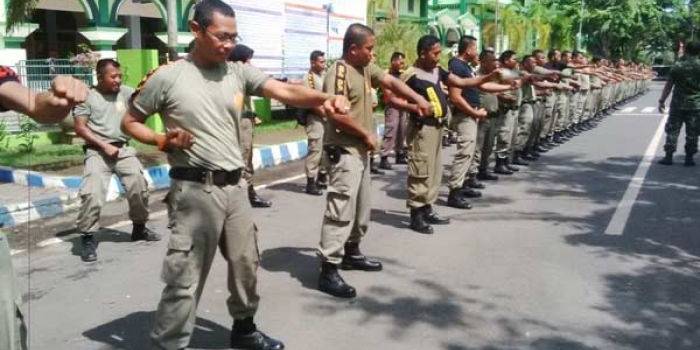 ASAH KEMAMPUAN: Anggota Satpol PP Kabupaten Probolinggo dalam latihan beladiri, kemarin. foto : andi sirajudin/ BANGSAONLINE