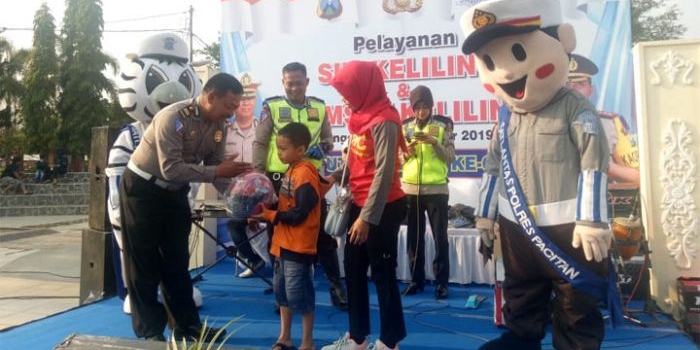 Doorprize dalam rangka peringatan Hari Lalu Lintas ke-64 yang digelar Satlantas Polres Pacitan.