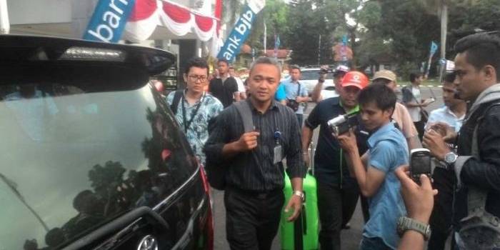 Penyidik KPK turun dari mobil menuju Kantor Bupati Subang, Jawa Barat, Senin (11/3) sore. foto: ist