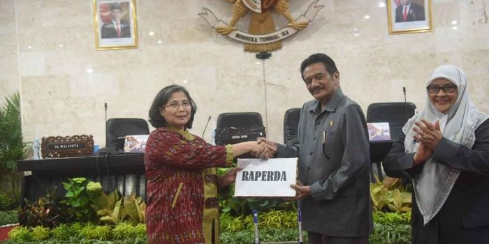 Pj Wali Kota Kediri bersama Gus Sunoto (alm). Foto: Ist