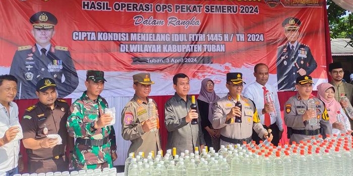 Kapolres Tuban AKBP Suryono bersama kasatreskoba dan Kasatpol PP Tuban saat menunjukkan puluhan ribu BB pil koplo dan miras.