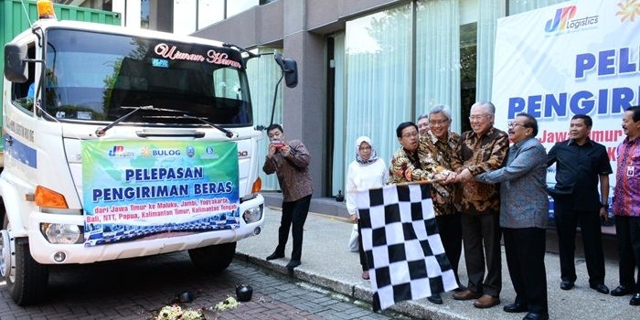 Gubernur Jatim Soekarwo bersama Menteri Perdagangan Enggartiasto Lukito dan Kepala Perwakilan BI Jatim dan Kadivre Bulog Jatim mengibaskan bendera start sebagai tanda di lepasnya truk pengirim beras ke berbagai daerah di Indonesia pada acara Rakorwil TPID se-Jawa Timur di Shangrilla Hotel Surabaya.