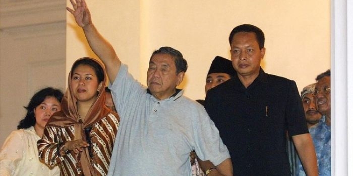 Presiden KH Abdurrahman Wahid (Gus Dur) saat keluar Istana untuk menyapa pendukung, Senin 23 Juli 2001. Foto: AFP/OKA BUDHI/CNN


