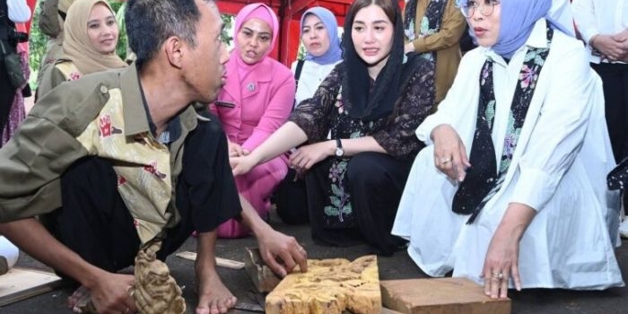 fatma-saifullah-yusuf-salurkan-bantuan-rp957-juta-untuk-pemkab-trenggalek