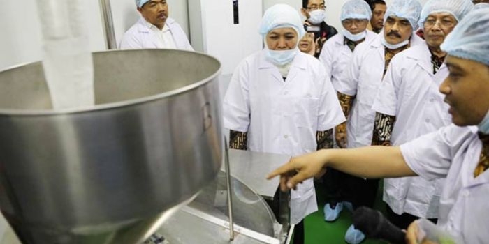 Gubernur Jawa Timur, Khofifah Indar Parawansa meresmikan Industri Cangkang Kapsul berbasis rumput laut di Kampus C Universitas Airlangga (Unair) Surabaya. foto: ist