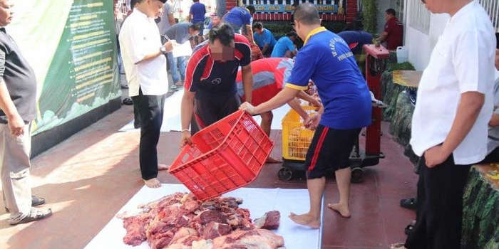 Petugas Lapas Kediri saat mengawasi warga binaan yang sedang ikut memotong hewan kurban. Foto: Ist.