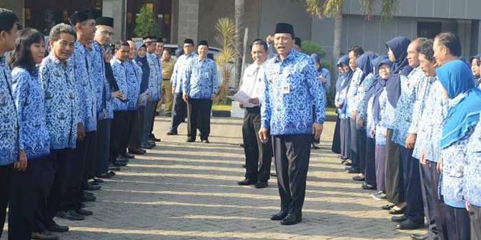 Bupati Sambari ketika memeriksa peserta apel. foto: SYUHUD/ BANGSAONLINE