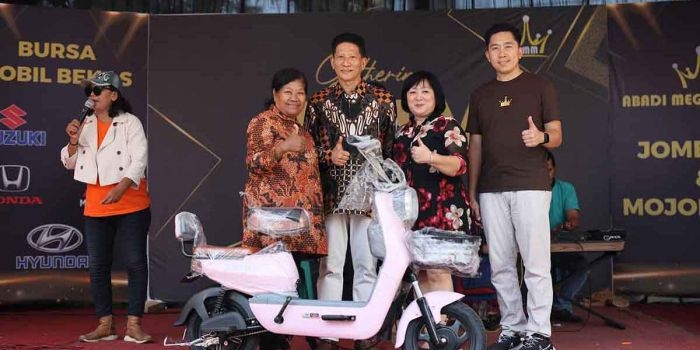CEO AMM Grup, Herry Soesanto saat memberikan hadiah kepada pemenang dalam acara touring dan gathering di Ruko Simpang Tiga Jombang.