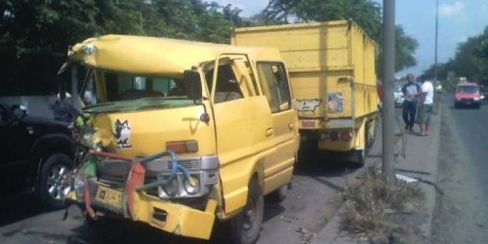 RINGSEK-Kondisi mobil Bison ringsek usai bertabrak setelah menerjang pembatas jalan di jalan Raya Bringinbendo Kecamatan Taman Sidoarjo, Kamis (15/5/2014). foto istimewa