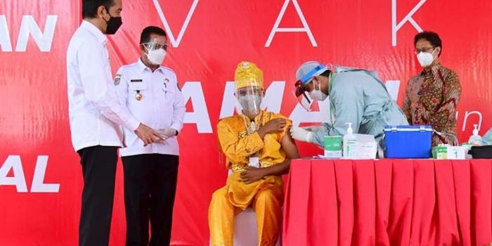 Presiden Jokowi meninjau pelaksanaan vaksinasi COVID-19 massal, di PT Bintan Inti Industrial Estate (BIIE), Kabupaten Bintan, Kepri, Rabu (19/05/2021). (Foto: BPMI Setpres/Muchlis Jr)