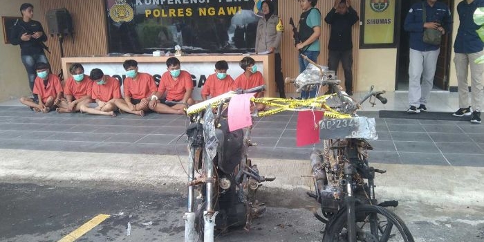 Pelaku pembakaran dua sepeda motor di Ngawi.