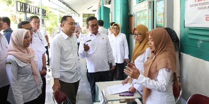 mudahkan-masyarakat-pemkot-segera-buka-posko-spmb-di-sekolah-sd-smp-negeri-se-surabaya