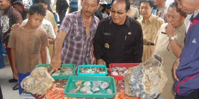 Bupati Trenggalek DR. Ir Mulyadi (baju hitam) saat berbincang dengan salah satu pengusaha batu mulia. foto: herman/BANGSAONLINE