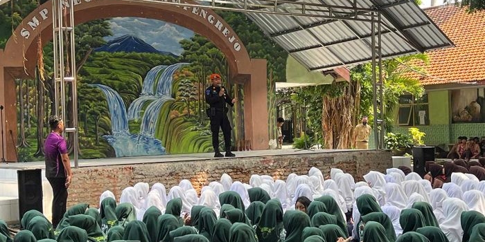 Sosialisasi yang dilakukan petugas dari KAI Daop 7 Madiun di hadapan ratusan pelajar. Foto: Ist