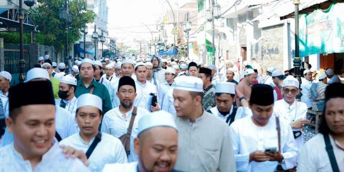 Bupati Gresik Fandi Akhmad Yani berbaur bersama jemaah yang menghadiri Haul Habib Abu Bakar. FOTO: SYUHUD/ BANGSAONLINE